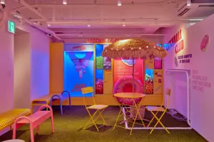 트로피컬 무드의 레트로팝 도넛카페 캐치볼클럽